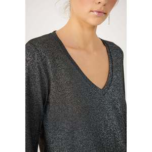 เสื้อยืดคอวีแขนยาวเนื้อผ้ามันเงา - Product Image 4