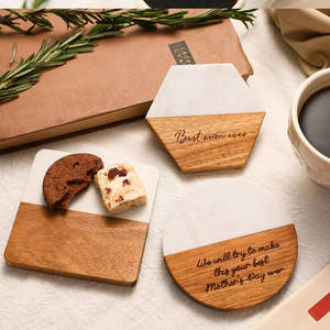 Juego de posavasos modernos de madera con un elegante acabado natural, perfecto para la decoración del hogar y para el uso diario. - Product Image 6