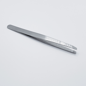 Pinza de Cejas de Acero Inoxidable de la Mejor Calidad con Punta Inclinada y Acabado Mate - Product Image 2