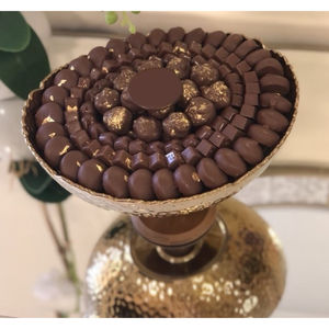 Nouveau Design élégant Table ronde Top chocolat bol de service meilleure qualité à la main en métal doré bol bonbons plat de service en vente - Product Image 1