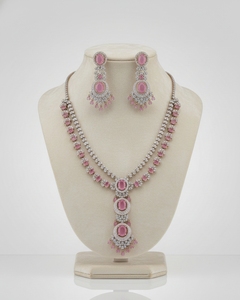 Ensemble collier et boucles d'oreilles avec un très beau charme de rose, pierre rose, pierres ovales rose blush douces avec des bords sertis de cristaux - Product Image 1