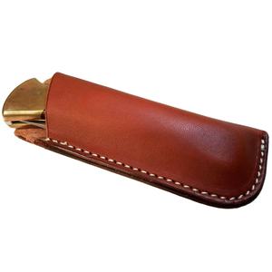 Ces couteaux de poche Laguiole sont fabriqués à la main en cuir, avec un manche en corne de biche et turquoise, et un étui en cuir. - Product Image 1