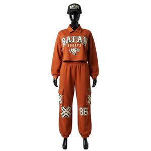 Ensemble haut court et pantalon pour femme, hiver, coton polyester molletonné premium 300 GSM, couleur unie, logo appliqué. - Product Image 1