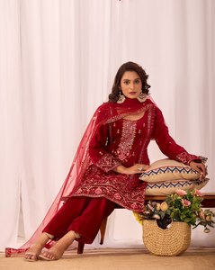 Conjunto de Kurti, Pantalón y Dupatta de Terciopelo Bordado para Mujer, Ropa Étnica Roja, Traje de Boda para Mujer - Product Image 3