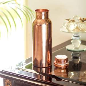 Botella de agua de cobre duradera y a prueba de herrumbre con un diseño moderno y elegante para beneficios de salud ayurvédicos tradicionales e hidratación diaria - Product Image 1
