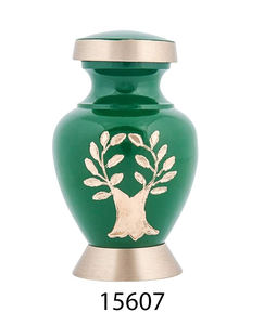 Urne funéraire en laiton gravée de qualité supérieure pour les familles souhaitant des noms et des motifs personnalisés pour la mémoire de leurs proches - Product Image 2