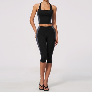 Ensemble de yoga 2 pièces personnalisé 2026 : Crop top noir à col halter et leggings taille haute mi-mollet, sans couture, extensible dans les quatre sens, tenue de sport - Product Image 1