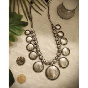 Hermoso Collar Largo de Latón de Diseño para Mujer |   Diseño con Apariencia de Plata Pura |   Joyería Étnica Tradicional para Ocasiones Festivas - Product Image 3