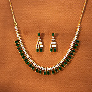 Superbe et exclusif collier de diamants américains délicats en plaqué or avec un look classique - Product Image 2