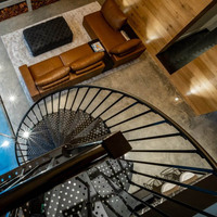 Escalier en colimaçon en acier sur mesure, style industriel, durable pour l'intérieur ou l'extérieur