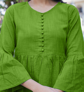 Top verde de algodón slub liso con cuello redondo y mangas acampanadas, talla S, creado para un tacto suave y natural, estilo sencillo. - Product Image 2