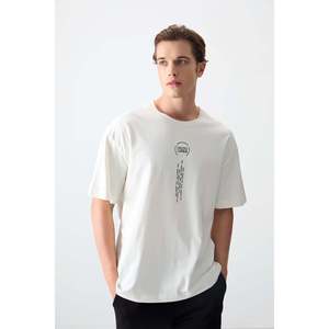 เสื้อยืดแขนสั้นพิมพ์ลายทรงโอเวอร์ไซส์เนื้อผ้าฝ้าย 100% หนานุ่ม สีเอครู สำหรับผู้ชาย ยี่ห้อ Air Jones เหมาะสำหรับใส่ลำลอง - Product Image 4