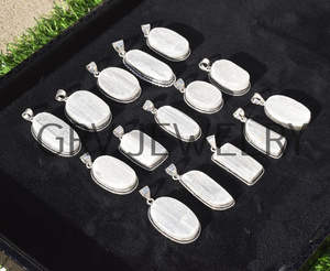 Vente en gros de pendentifs ethniques en argent sterling 925 faits à la main en sélénite naturelle pour mariage, fiançailles, anniversaire - Product Image 6