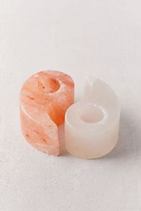 Porte-bougie en sel rouge sculpté de style floral, artisanal en matériau organique - Product Image 5