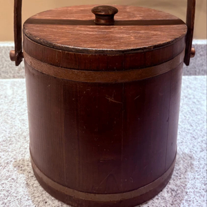 Seau à glace vintage en bois avec poignée et couvercle pour bar à domicile, réception de fête, décoration rustique et refroidissement des boissons en provenance d'Inde - Product Image 1