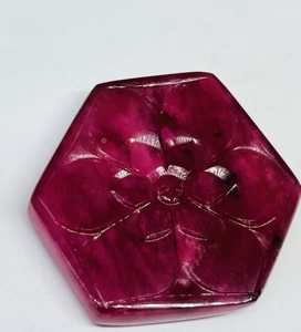 Hermoso Colgante de Piedra Preciosa Tallada en Rubí Padmini - Product Image 1