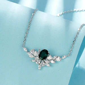 Collier en argent plaqué or certifié avec perles d'eau douce, émeraudes et diamants, motif floral classique pour mariages et occasions religieuses - Product Image 2