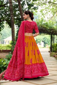 Última nueva llegada de color mostaza Bandhani impreso Lehenga Choli con Tussar seda Dupatta y blusa para Festival Wear - Product Image 3