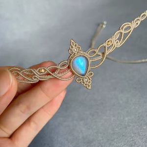 สร้อยคอหินมูนสโตนทรงกลมประดับทองเหลืองสไตล์มาคราเม่ สำหรับฤดูร้อน ปรับขนาดได้ ทันสมัย เหมาะเป็นของขวัญงานแต่งงาน เครื่องประดับสำหรับผู้หญิง ได้รับการรับรอง IGI - Product Image 1