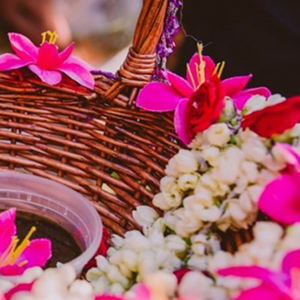 Cesta Decorativa con Flores Rosadas y Asa, Ideal para Bodas, Mehndi y Regalos - Product Image 4