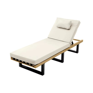Chaise longue d'extérieur moderne avec dossier réglable, coussin résistant aux intempéries, cadre en bois de teck et pieds en métal noir - Product Image 1