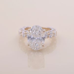 Anillo de Compromiso con Diamante Ovalado Cultivado en Laboratorio de 5.04CT con Piedras Laterales Redondas, Oro Amarillo, Blanco y Rosa de 9K, Anillo Nupcial de Lujo - Product Image 3