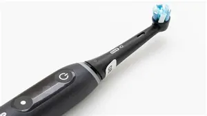 Cepillo de dientes eléctrico Oral-B iO Serie 9 con 3 cabezales de repuesto, Blanco Alabastro - Product Image 5