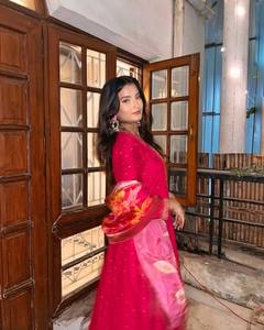 Lancement de la nouvelle collection de vêtements en soie romaine moderne, Kurti Pent avec dupatta, adapté aux occasions de fête et festives - Product Image 3