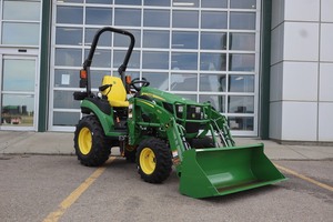 Tracteur compact à roues John Deere 3038E, 70 CV, 4 roues motrices, transmission par engrenages, garantie 5 ans sur le moteur, utilitaire agricole multifonctionnel - Product Image 2