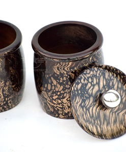 Urne artisanale en bois de manguier pour cendres humaines peinte à la main Design multicolore Boîte commémorative personnalisée pour les cendres - Product Image 1