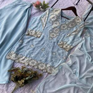 Conjunto VASTRA COTTAGE de Top con Bordado de Hilo de Seda Chinon, Sharara con Volantes y Dupatta de Encaje Elegante, Completamente Cosido, Diseño de Alta Costura para Fiestas - Product Image 2