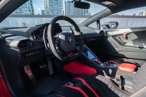 Lamborghini Huracan STO 2023 certifiée propre et utilisée de manière équitable - Product Image 2