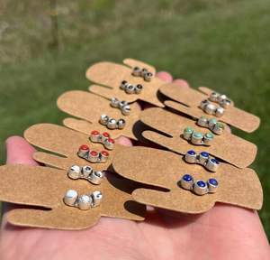 Boucles d'oreilles faites à la main en argent sterling avec trois pierres, bijoux artisanaux élégants, vêtements de tous les jours de style minimaliste pour femmes - Product Image 5