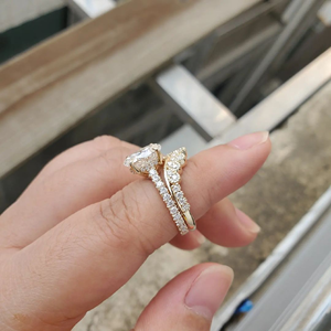 ชุดแหวนเพชรโมอีส3.00 CTW ทรงรีตัดครึ่งวงแต่งงานชั่วนิรันดร์พร้อมช่อและสายรัดสีเหลืองทอง - Product Image 2