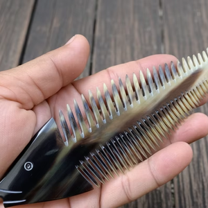 หวีผมทำมือจากเขาควายธรรมชาติ ปลอดสารพิษ ป้องกันไฟฟ้าสถิตย์ ดีไซน์ทันสมัย สำหรับผู้ชายและผู้หญิง - Product Image 1