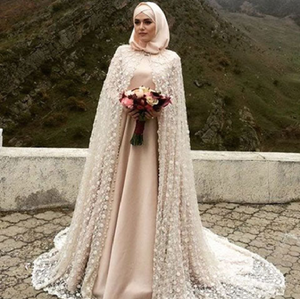 Impresionante vestido de novia tipo abaya con una larga capa con detalles de encaje. Disponible a precios de mayoreo. - Product Image 1