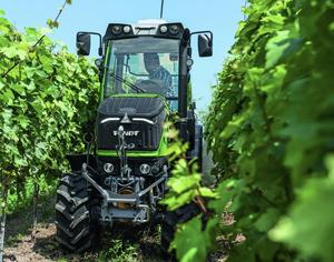 Tracteur agricole utilitaire Massey-Ferguson 4 roues motrices 21 CV avec boîte de vitesses, neuf et d'occasion, vert et noir, pour travaux sur le terrain - Product Image 3