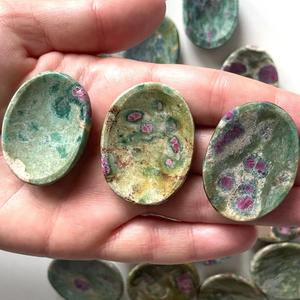 Feng Shui & Fairy Style Pulido Cristal Pulgar Rubí Fuchsita Piedra preciosa curativa para Palm Worry Crystal Worry Stone - Product Image 4