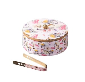 Élégante casserole Chapati en bois gravée à la main avec une finition florale design et un couvercle de verrouillage isolé hermétique - Product Image 1