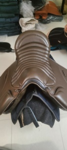 Silla de montar profesional de cuero para equitación inglesa con estructura de madera, doble banda de vientre y características de entrenamiento para uso de resistencia. - Product Image 6