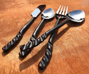 ชุดช้อนส้อมโลหะปลอมพร้อมที่จับสีดำแบบเรียบง่าย - Product Image 4