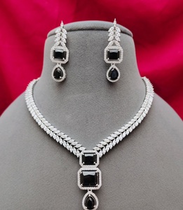 Ensemble de collier plaqué or et argent de créateur AD Stone de superbe qualité avec boucles d'oreilles Collection de vêtements de fête pour femmes et filles - Product Image 6