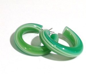 Nouvelles Boucles d'Oreilles Créoles en Résine Acrylique Rose Faites à la Main pour Femme, Bijoux Tendance et de Caractère, Idéales pour Anniversaire et Soirée - Product Image 5