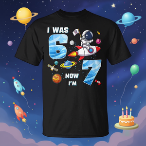 T-shirt promozionale a tema astronauta per il 7° compleanno con design 'Sono stato 6, ora sono 7' e meme '67' - Product Image 3