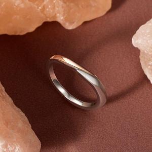 Anillo de boda para hombre Jeulia curvado, retorcido, acabado arenado, bicolor, a la moda - Product Image 5