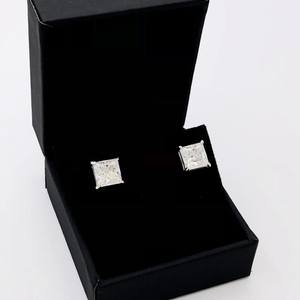 Clous d'oreilles en or 14 carats avec diamant solitaire de taille princesse avec serti de griffes - Product Image 5