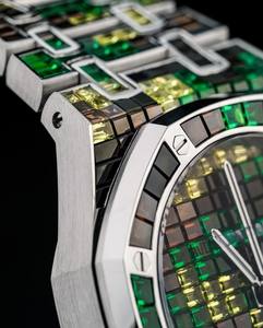 Montre analogique de luxe sportive avec cadran doré et moissanite couleur arc-en-ciel, élégante et audacieuse, idéale pour les soirées et les tenues quotidiennes. - Product Image 3