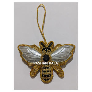 La plus belle broderie Zari dorée avec travail perlé sur le design en forme de papillon Ornements suspendus décoratifs pour arbre de Noël - Product Image 1