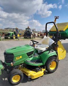 Tondeuse autoportée John Deere X940 avec moteur à essence et bac de ramassage pour jardin et ferme à vendre - Product Image 2