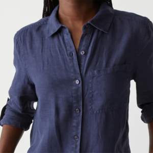 Chemise boutonnée décontractée en denim pour femme-élégante et durable, idéale pour un usage quotidien, disponible en bleu classique et délavé foncé - Product Image 4